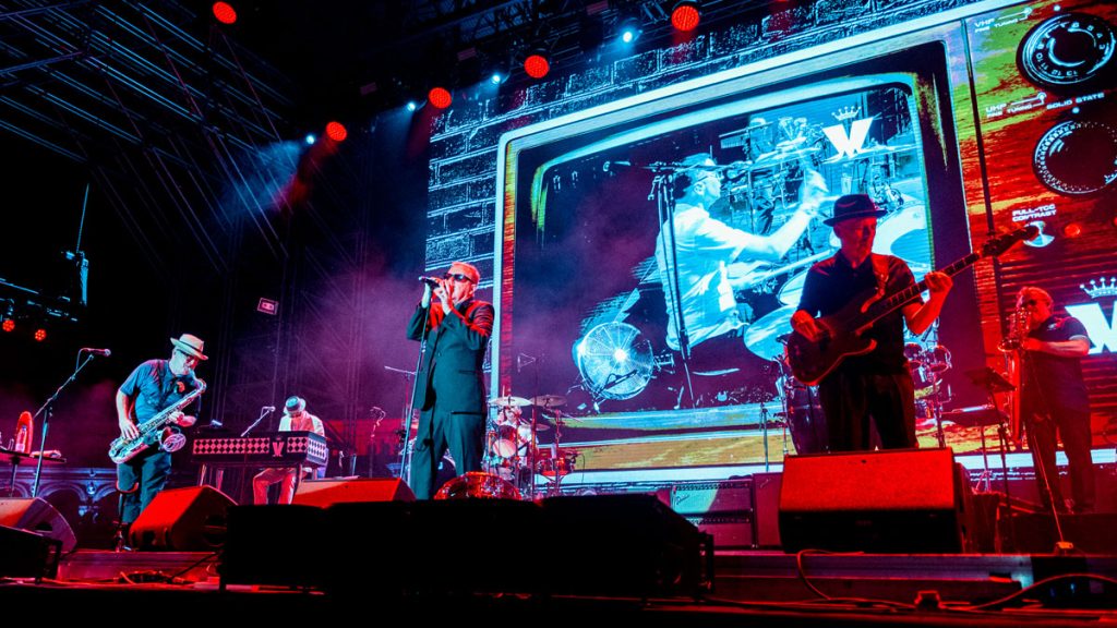 Madness convierte la Plaza de España en su teatro particular