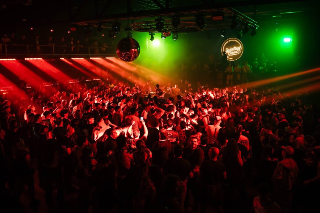 Universo Makina selló su cita en Granada con un sold out a manos de Pastis, Buenri y DJ Sisu